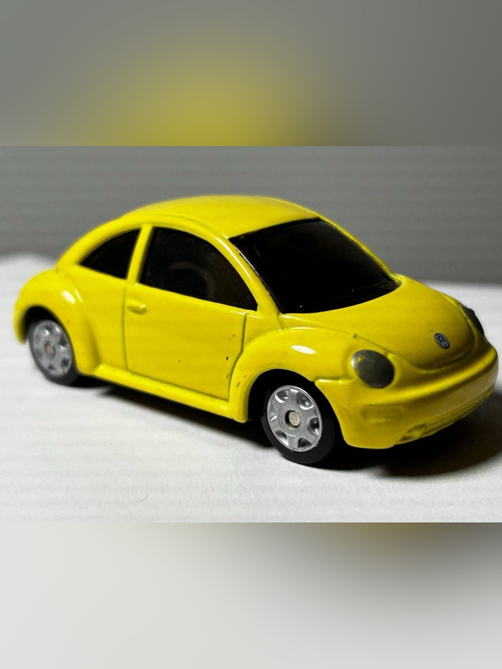 Maisto Model Volkswagen New Beetle, Yellow Compact Die-Cast Vehicle